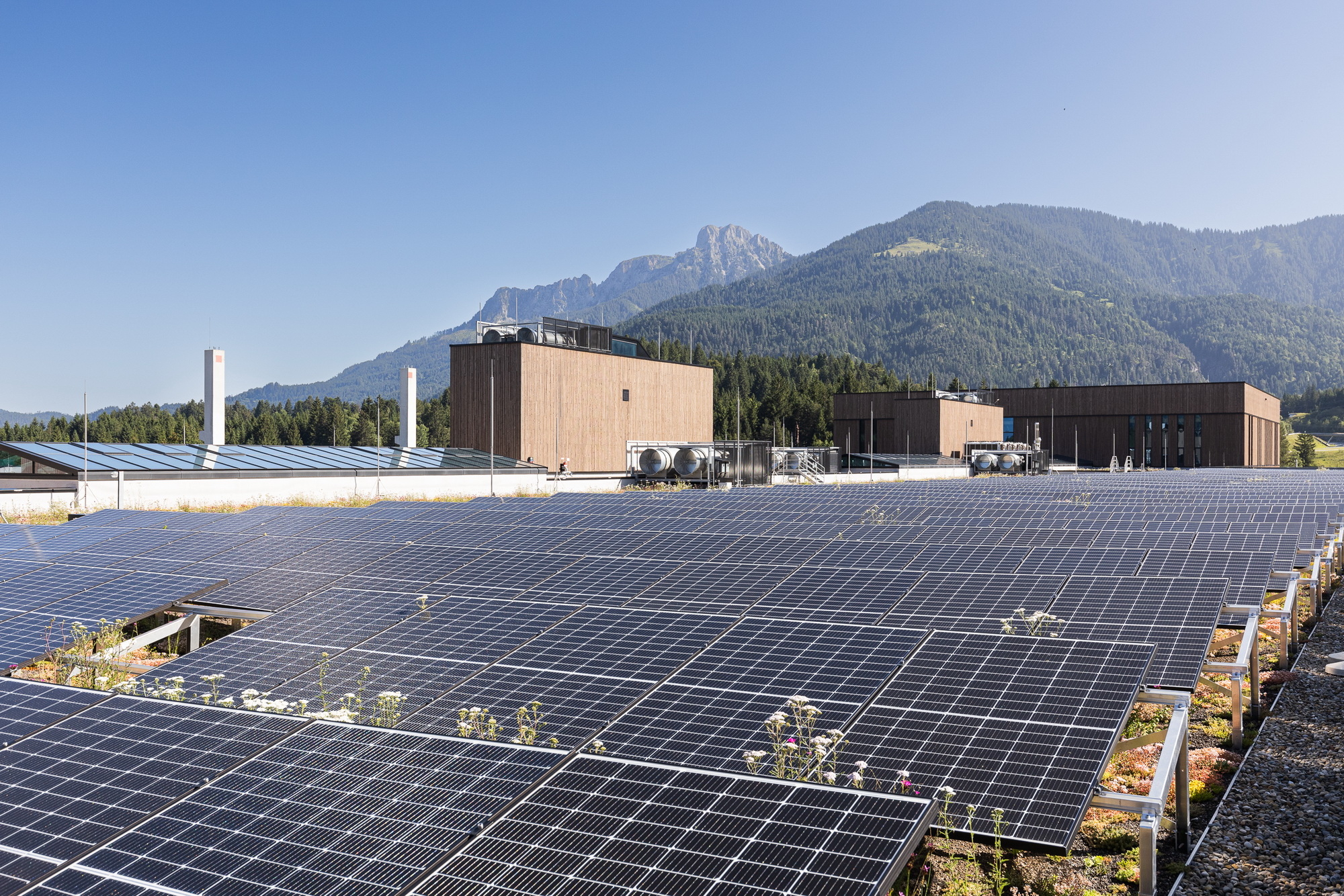 Auf dem Dach befindet sich eine ist PV-Anlage mit einer Leistung von 380 kWp, deren Strom direkt vor Ort genutzt wird.