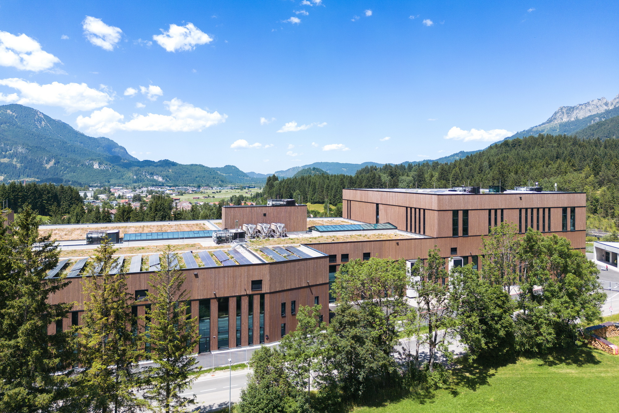 Die Planenden entwickelten ein Konzept zur thermischen Nutzung des vorhandenen Grundwassers, zur Begrünung des 15.000 m² großen Dachs und für Revitalisierungsmaßnahmen der umgebenden Landschaft.
