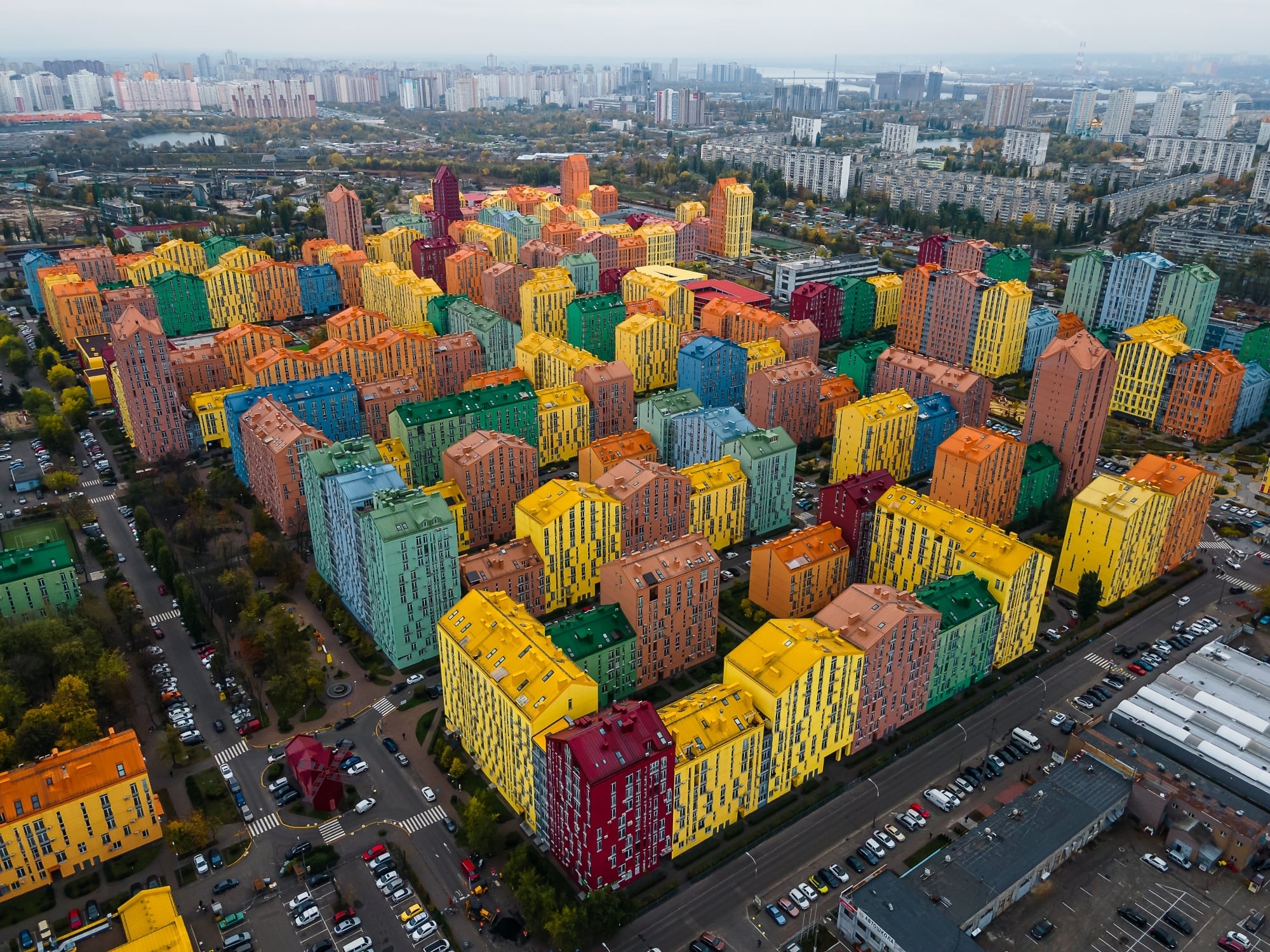 Das ukrainsche Architekturbüro Archimatika entwickelte ein farbenfrohes Wohnquartier auf einem ehemaligen Industrieareal in Kiew.