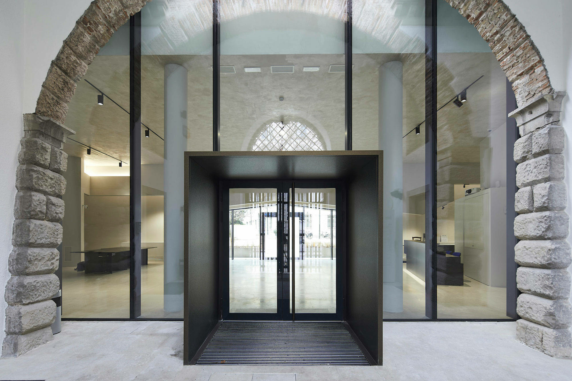 Durch sensible wie selbstbewusste Eingriffe von Architekt Alessandro Verona wurde er zu einem Ausstellungs- und Präsentationsort regionaler Produkte und Erzeugnisse saniert und umgestaltet.