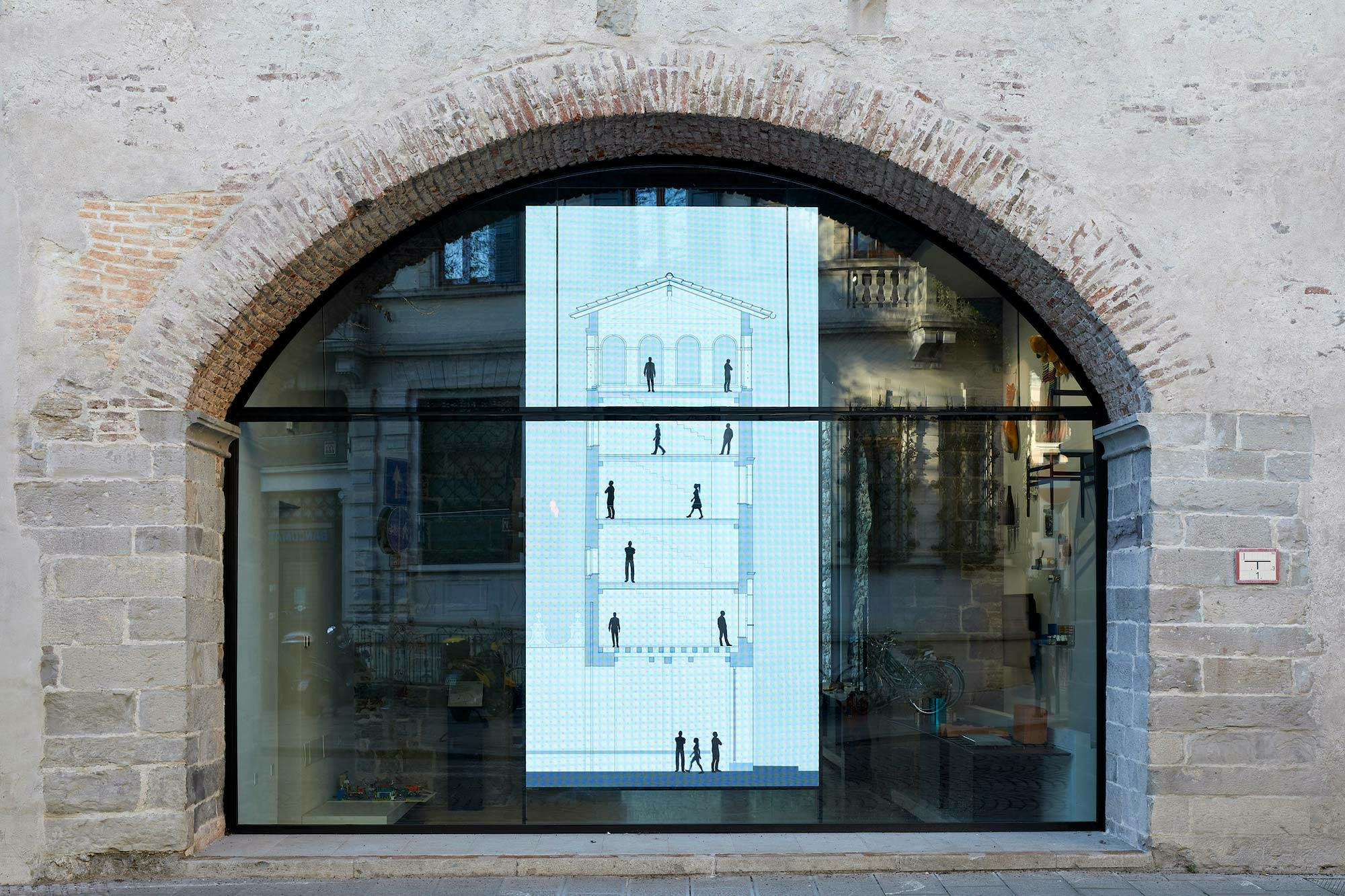 Den großen Torbogen im Sockel des Turms, die ursprüngliche Tür, wandelte Verona demonstrativ in ein Schaufenster. 