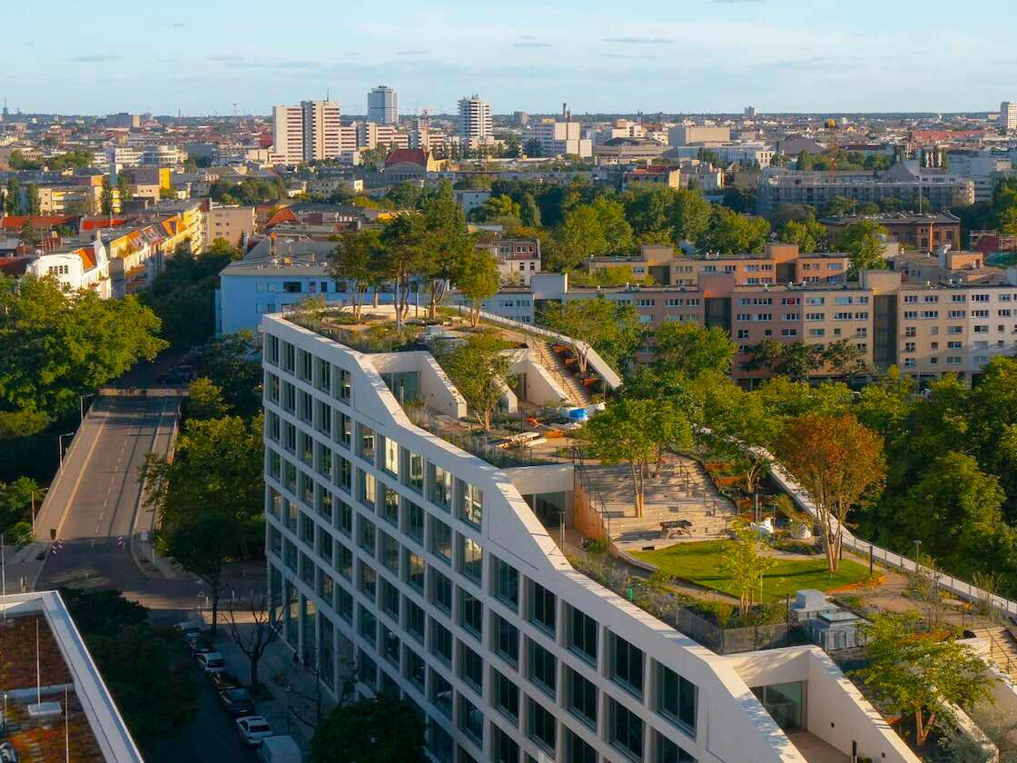 Grüntuch Ernst Architekten entwarfen einen Büroneubau für neue Arbeitswelten und einem umfassenden Begrünungskonzept.