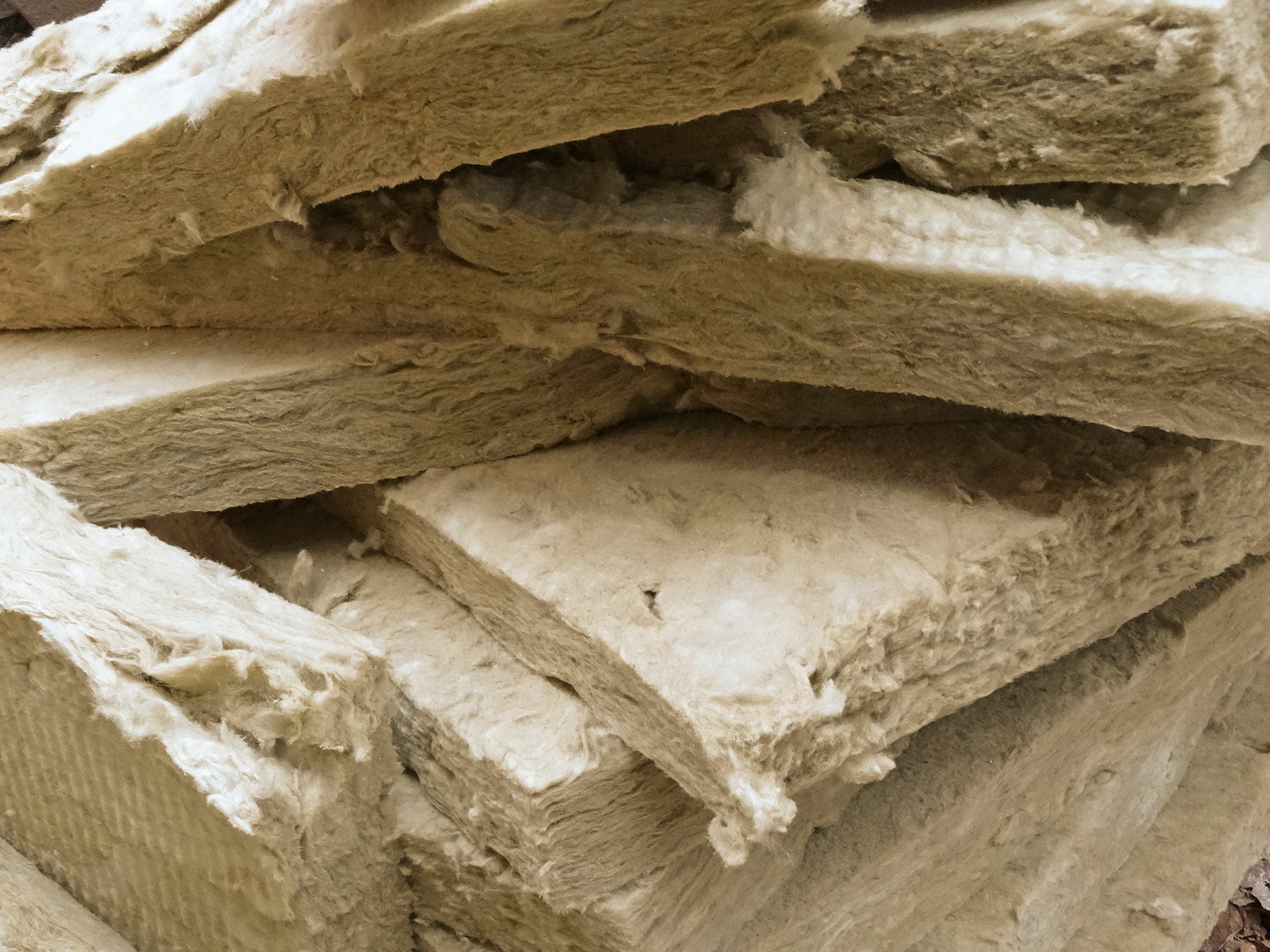 Ein Forschungsteam der TU Berlin und der Bundesanstalt für Materialforschung und -prüfung (BAM) untersuchte, wie rückgebaute Mineralwolle zurück in die Produktion gelangen könnte.