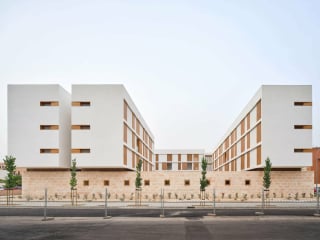 Im Osten von Plama de Mallorca wurde 2020 ein viergeschossiger Wohnbau mit Sozialräumen fertiggestellt, entworfen vom Architekt Javier de las Heras Solé.
