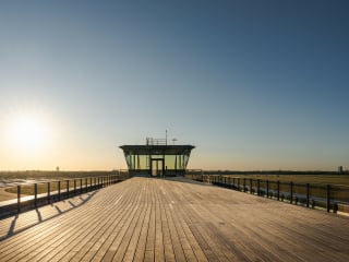 Thermisch modifiziertes Holz auf dem Dach eines Weingutes