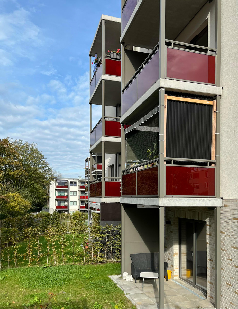 Trotz ambitionierter Kostenziele verfügen die Wohnungen über Balkone, das Grundstück ist grün und einladend. 