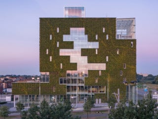 Mit seiner 200 Quadratmeter großen Grünfassade ist das Stadtskatoor im niederländischen Venlo eine prägnante Landmarke