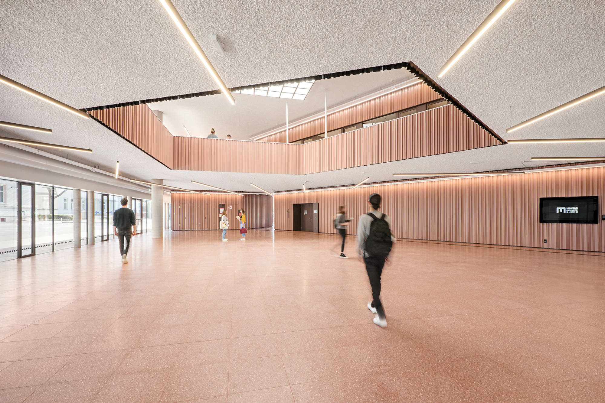 Foyer mit Luftraum zum Obergeschoss