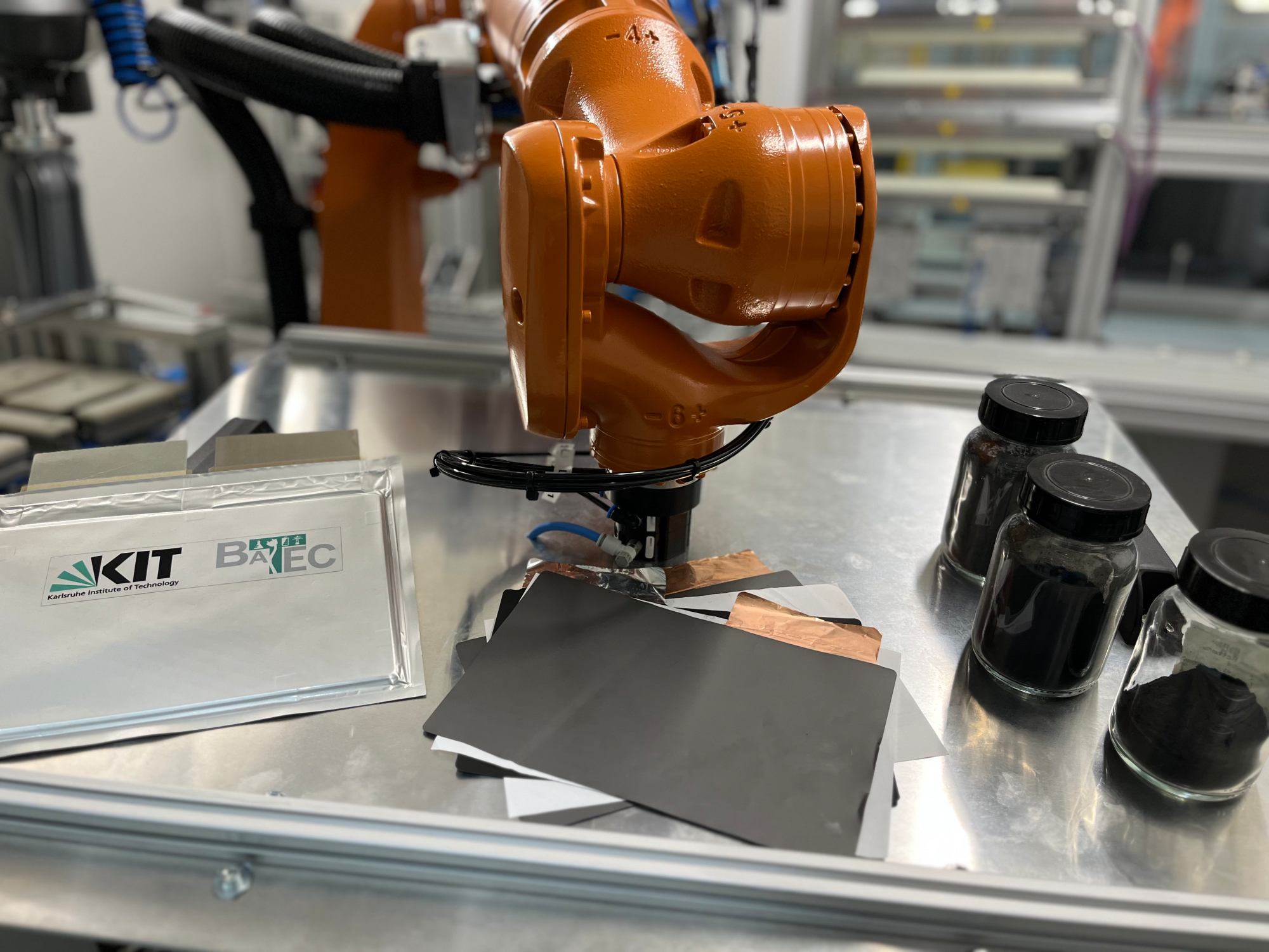 Unter Federführung des Karlsruher Instituts für Technologie (KIT) wird ein nachhaltiger Recyclingprozess entwickelt, um Materialien aus Lithium-Ionen-Batterien wirksamer wiederzuverwerten. 