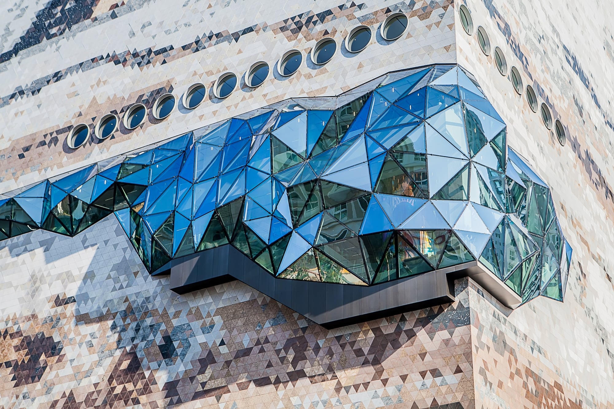 Für die Herstellung der polygonalen Glasfassade kam die 3D-Drucktechnologie zum Einsatz.