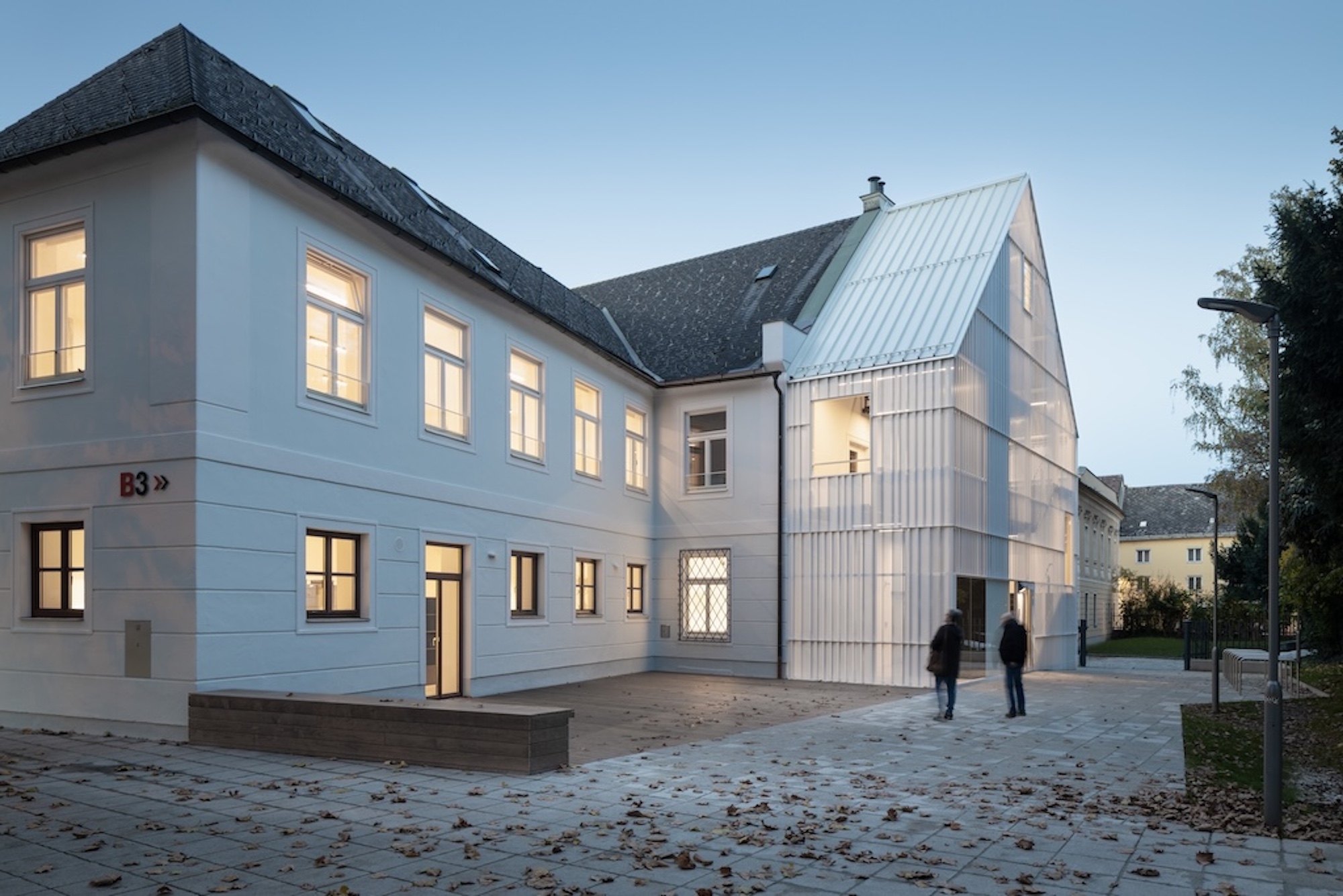 Der rückwärtige Giebel des Ursprungsbauteils wurde jetzt für Aufzug und Treppenhaus verlängert. 