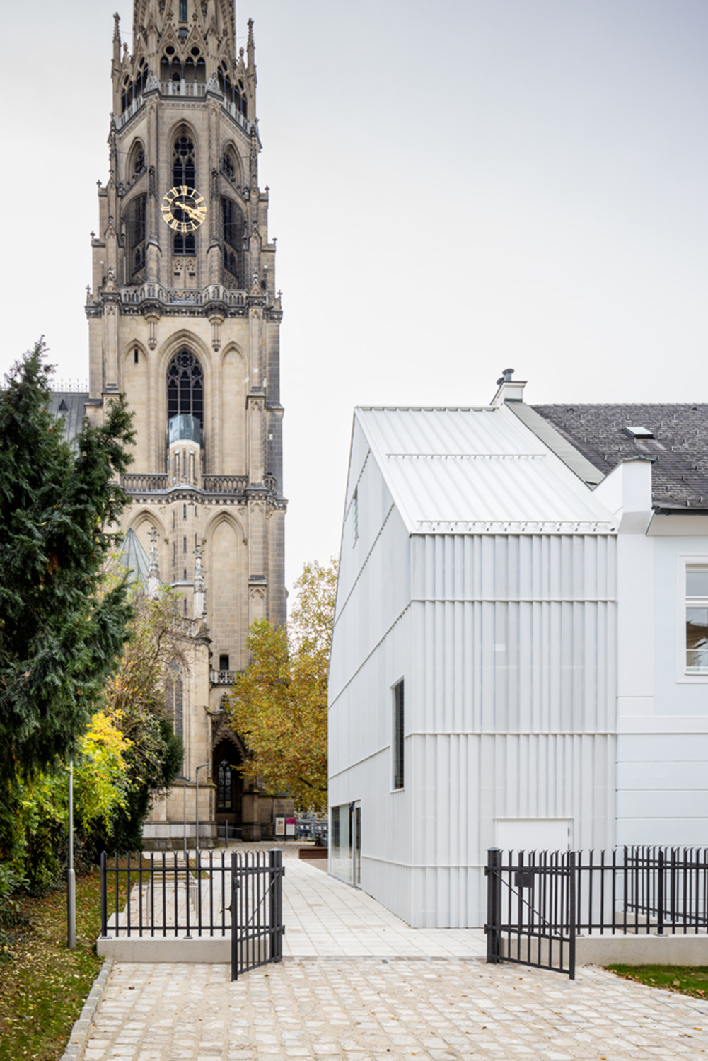 Der zweigeschossige L-förmige Bau ist ein direkter Nachbar des Mariendoms  