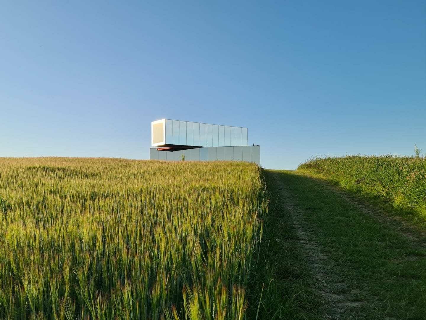 Für den Verein Der Grüne Salon haben Backhaus & Barnett die Spiegelarche unweit von Roldisleben in Thüringen entworfen.