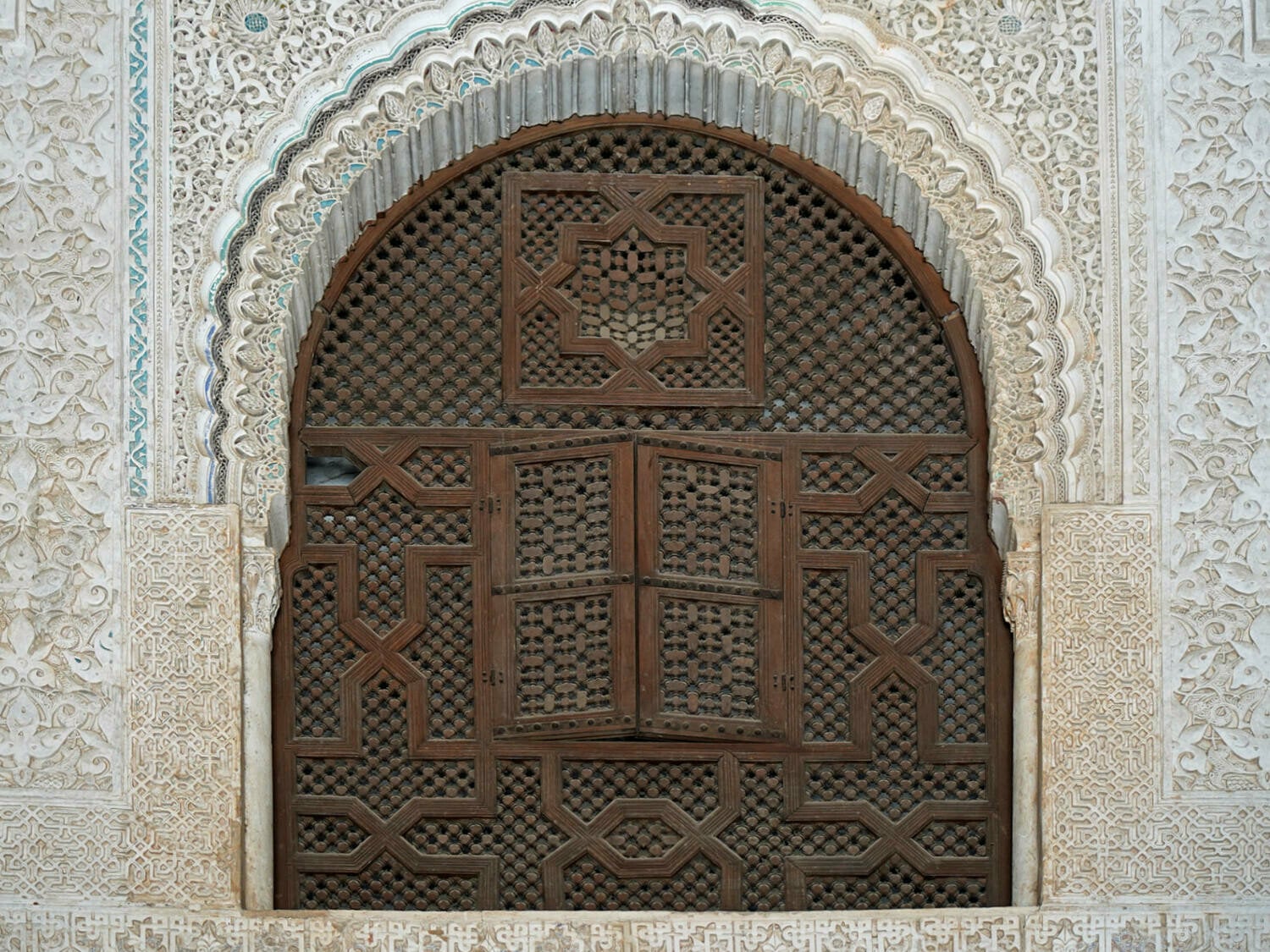 Seit langem ist Holz für Sonnenschutzelemente beliebt, wie dieser Maschrabiyya an einem Nasridenpalast der Alhambra in Granada zeigt.