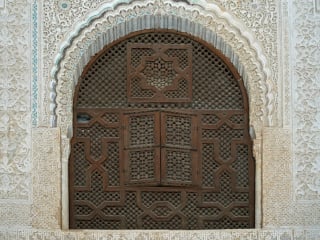 Seit langem ist Holz für Sonnenschutzelemente beliebt, wie dieser Maschrabiyya an einem Nasridenpalast der Alhambra in Granada zeigt.