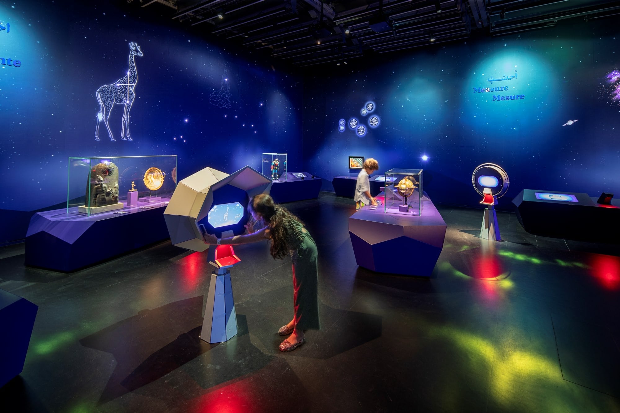 Die Ausstellung Picturing the Cosmos erstreckt sich über drei Geschosse mit je eigenem Thema.