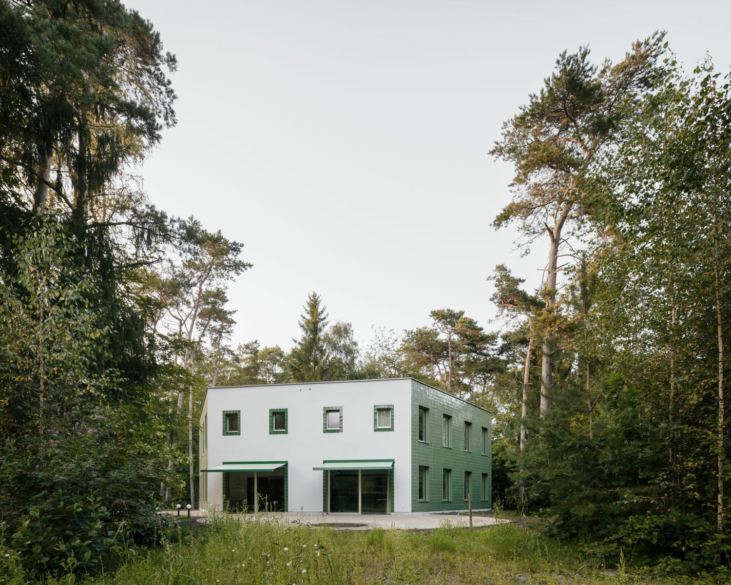 Bei der Planung wurde der alte Baumbestand berücksichtigt, lediglich an der Südseite des Hauses wurde ein offener Bereich geschaffen, um einen ausreichenden Lichteinfall zu gewährleisten.