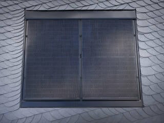 Das Indach-Photovoltaiksystem der Firma Rathscheck lässt sich gut in traditionelle Schieferdeckungen einbinden.