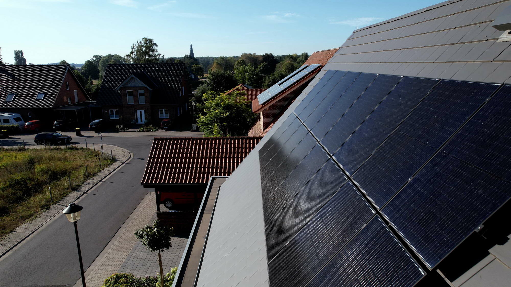 Insgesamt 30 Photovoltaikmodule – installiert auf beiden Seiten des Satteldaches – bringen eine Gesamtleistung von 9,9 kWp.