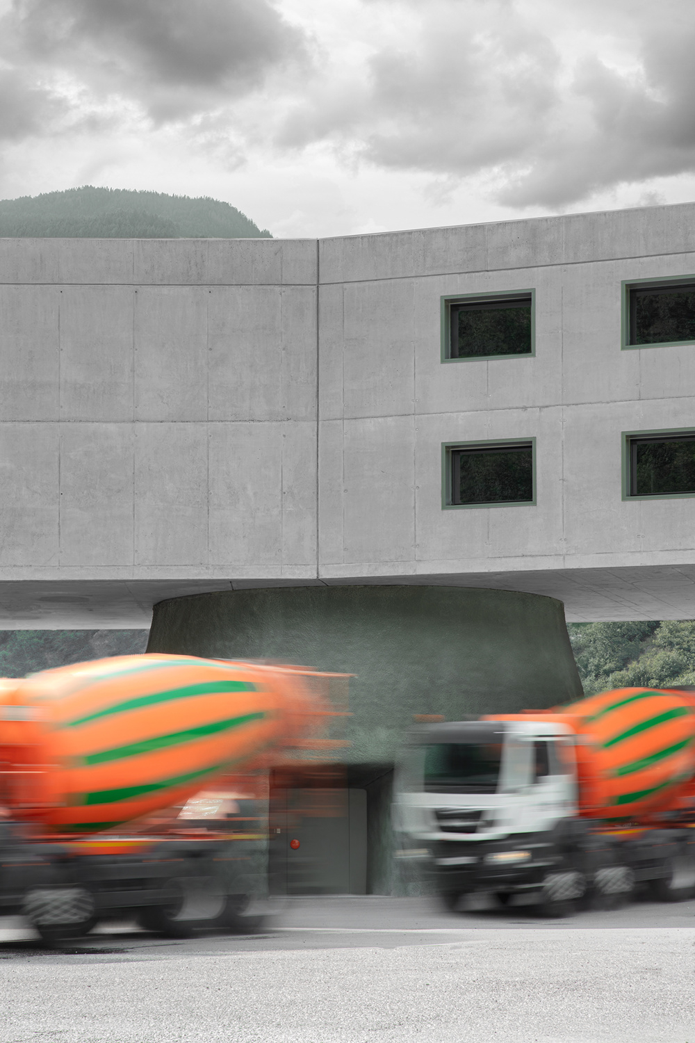 Die Außenhülle ist erhalten geblieben; Hinzugekommen ist ein kegelförmiges Treppenhaus unter dem Betonriegel.