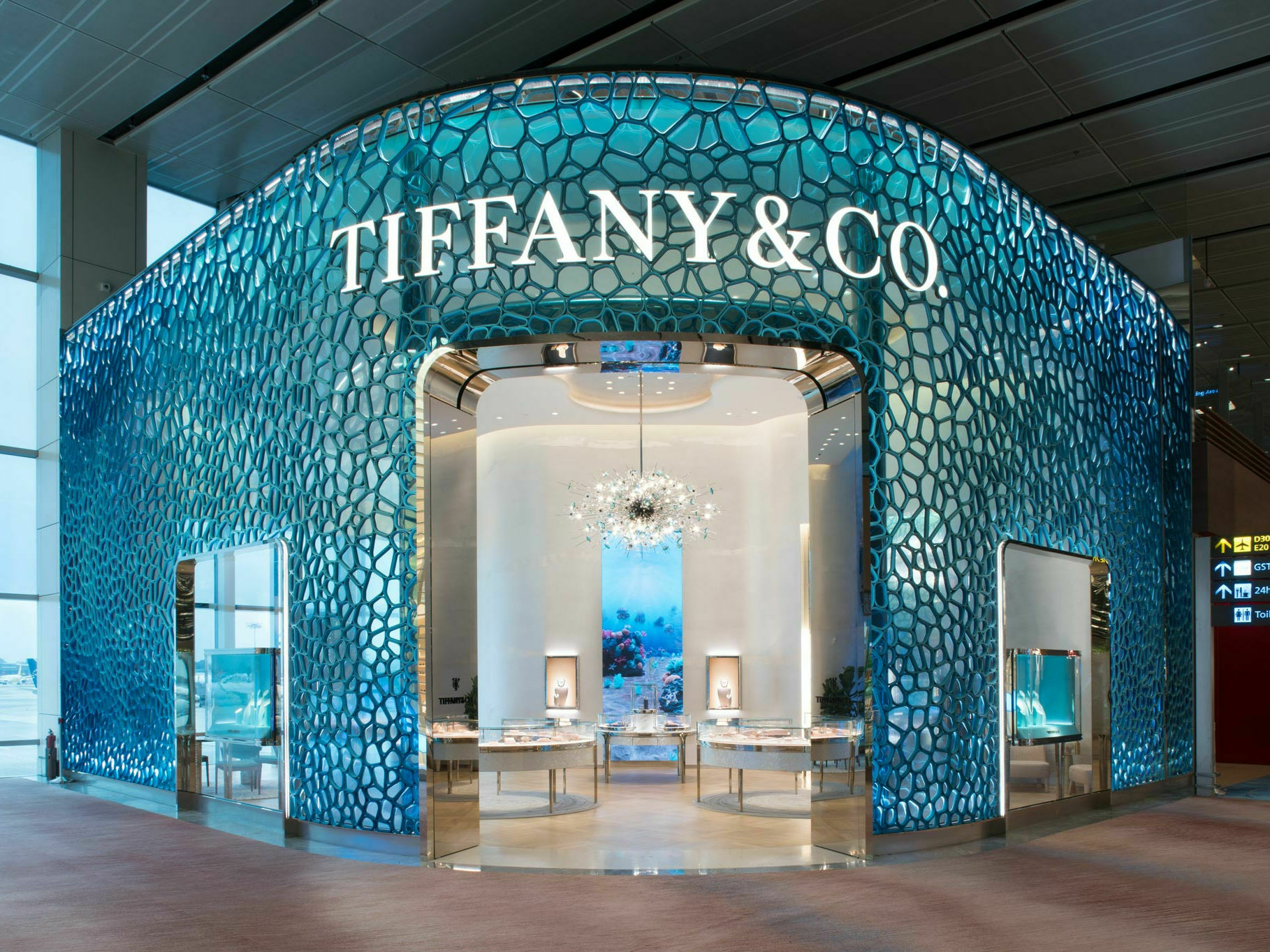 Das Geschäft des Juweliers Tiffany & Co im Flughafen Singapur erhielt von MVRDV ein neues, gestalterisch ungewöhnliches Schaufenster als Eyecatcher.