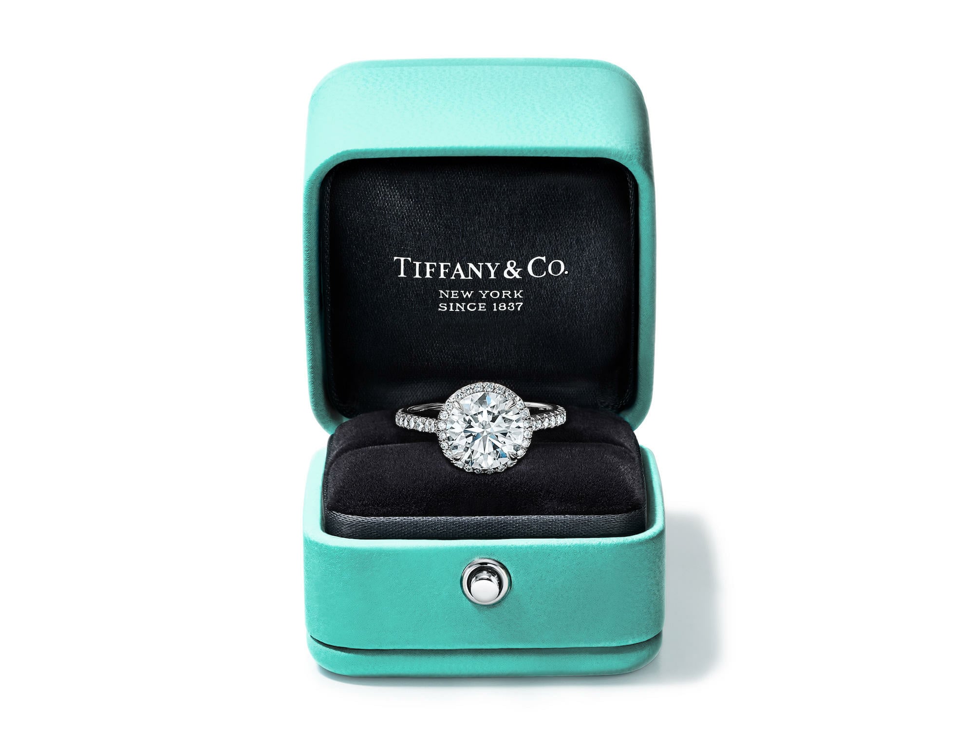 Der Juwelier zeichnet sich visuell durch die systematische Verwendung einer hellblauen Farbe, dem „Tiffany Blue“ aus. Im Bild: Schmuckschatulle „Tiffany Blue Box“ in dem ikonischen Blau mit einem Verlobungsring aus Platin mit Diamanten.