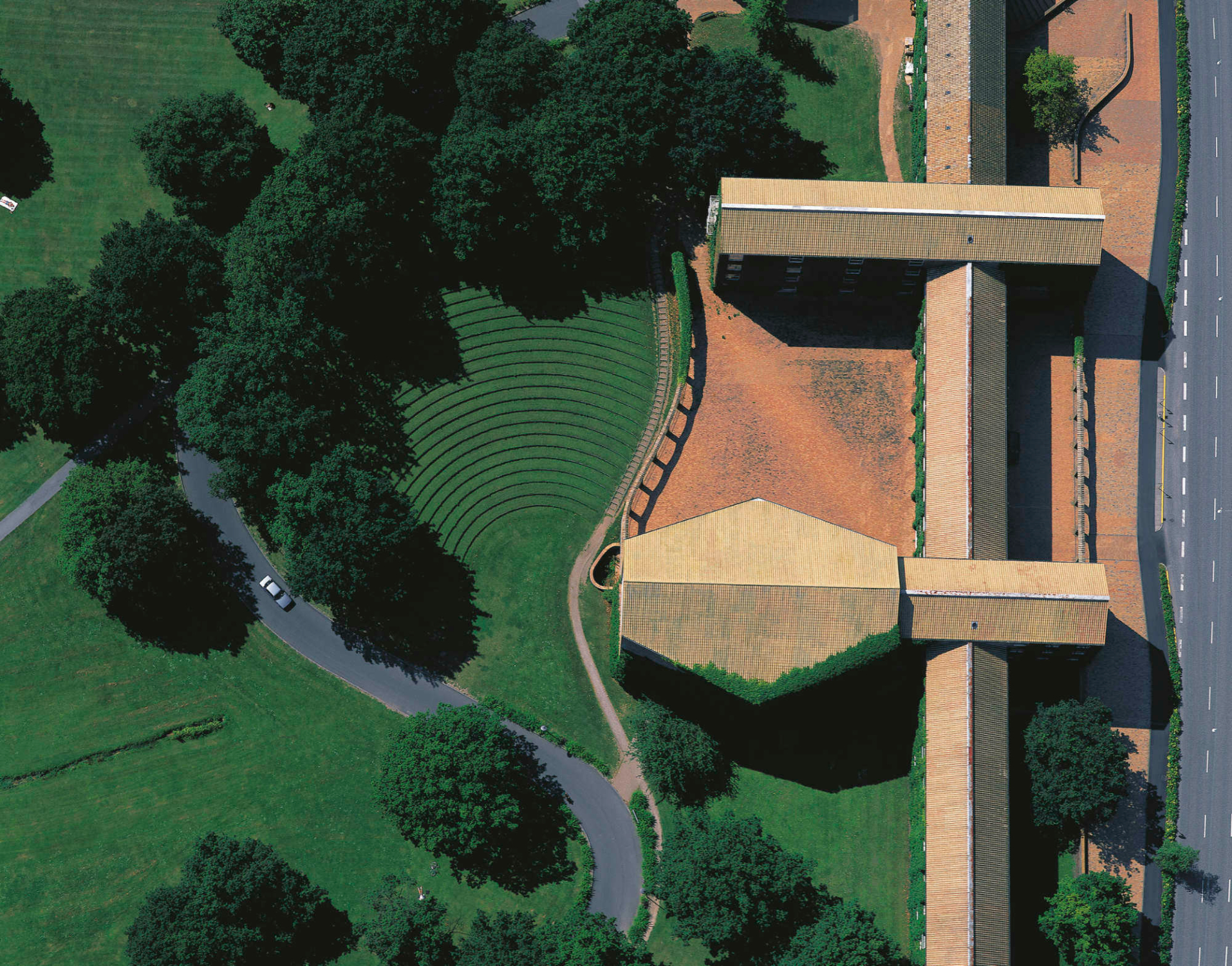 Das langgesstreckte Hauptgebäude wurde 1946 fertiggestellt und liegt an der Nordre Ringgade.