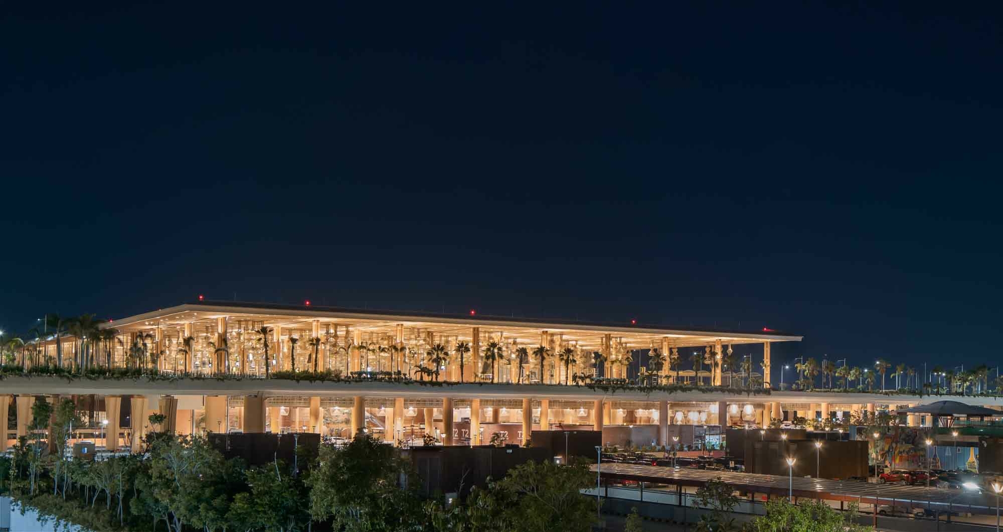 Geplant wurde das Terminal von Skidmore, Owings and Merrill (SOM) in Zusammenarbeit mit den Landschaftsarchitekten Grant Associates und den Designern Abu Jani / Sandeep Khosla. 
