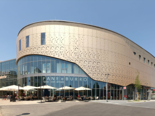 Die Fassade der Dreiländergalerie in Weil am Rhein besteht aus gelochtem Aluminium und Glas.