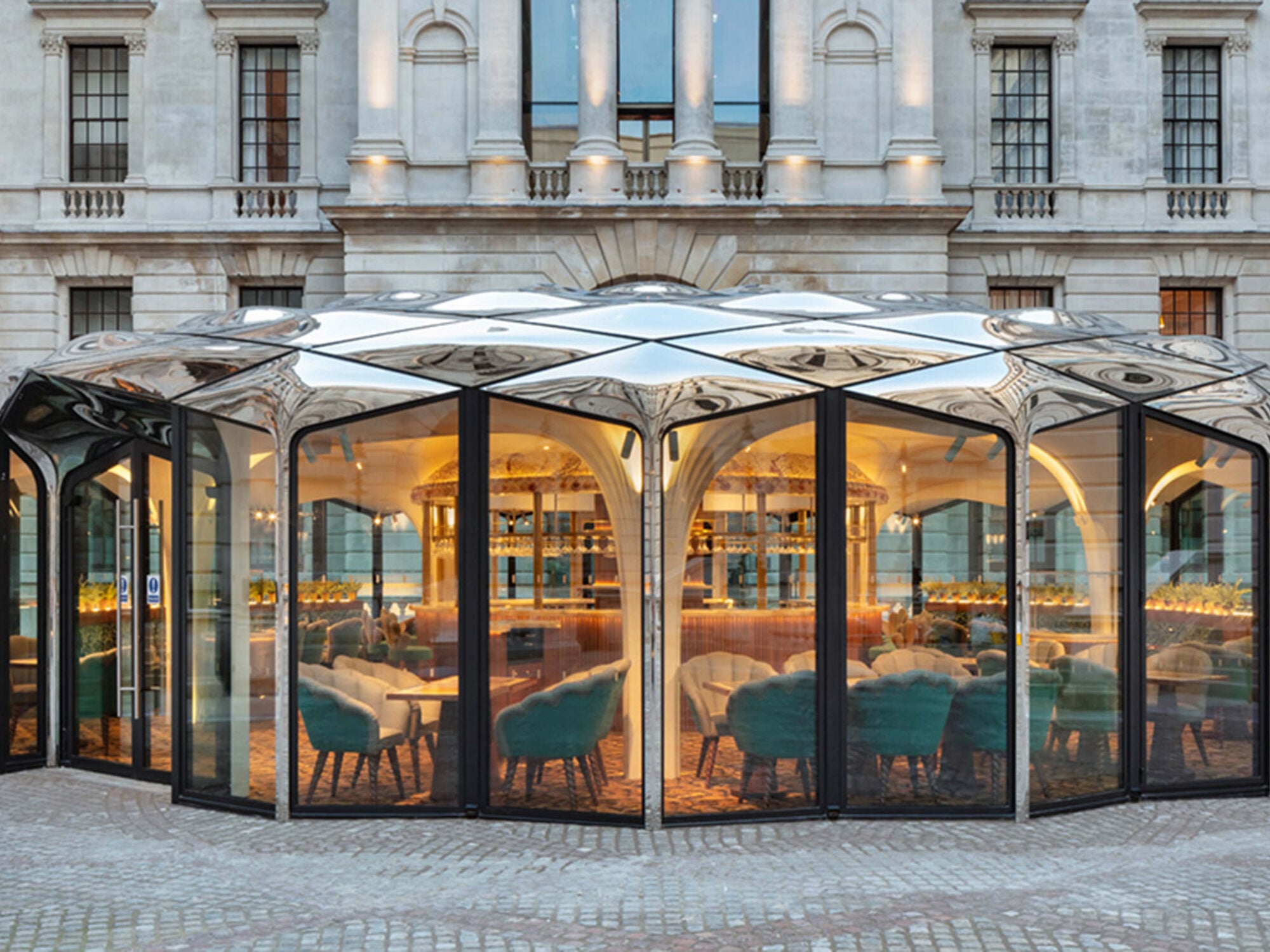 Der Restaurantpavillon vom Architekturbüro DaeWha Kang Design befindet sich im Innenhof des Old War Office (OWO) in Londons Whitehall.