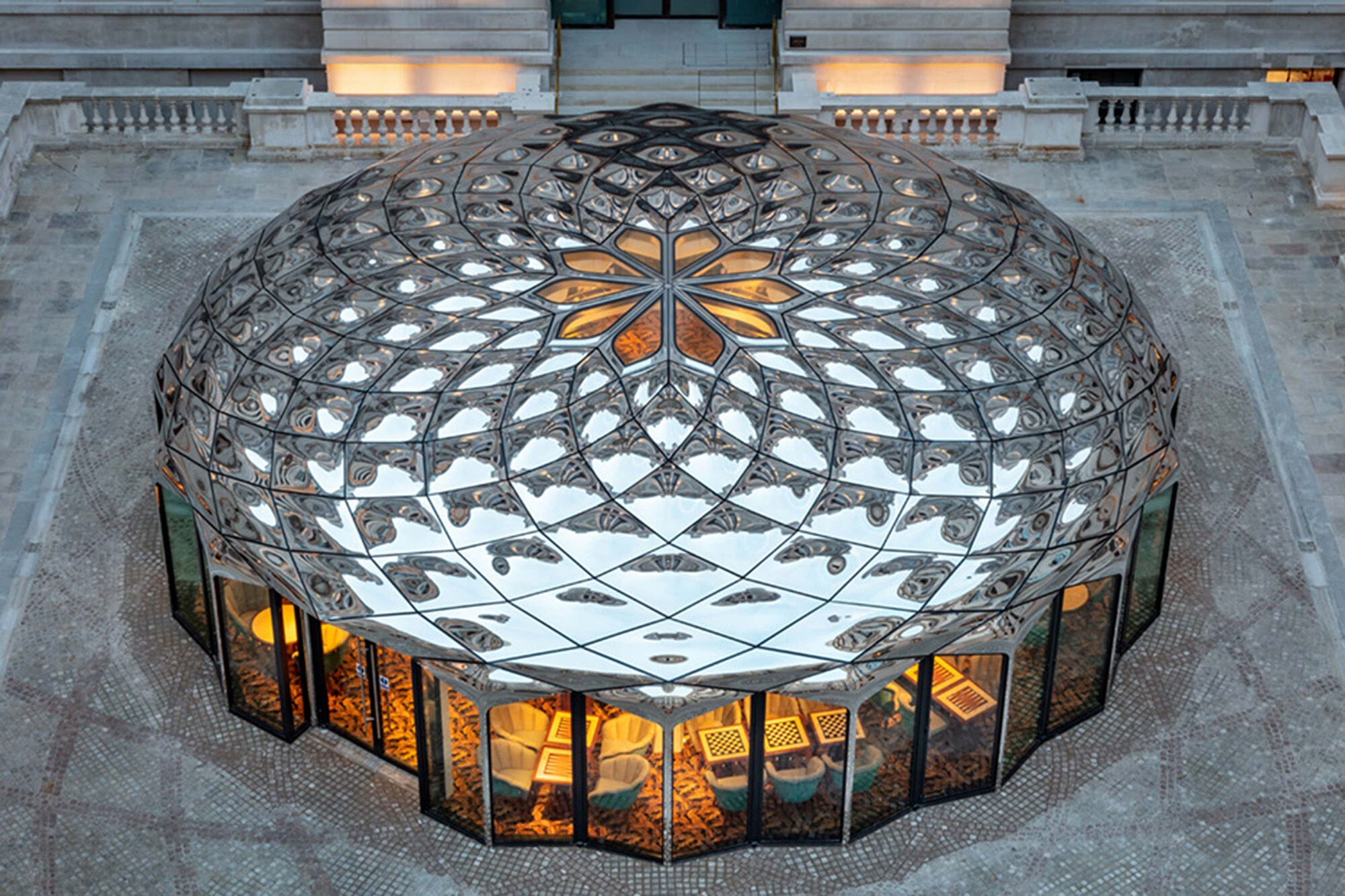 Das kreisförmige Dach ist mit dreidimensional geformten und hochglanzpolierten Edelstahlblechen verkleidet, die das Fibonacci-Muster nachbildet. 