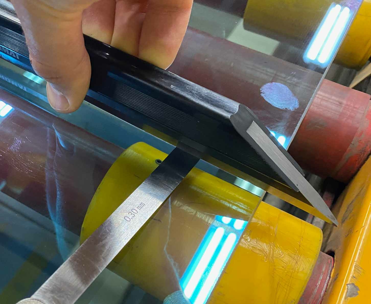 Bereits kleinste Unebenheiten entlang der Glaskanten können später am Objekt sichtbar werden