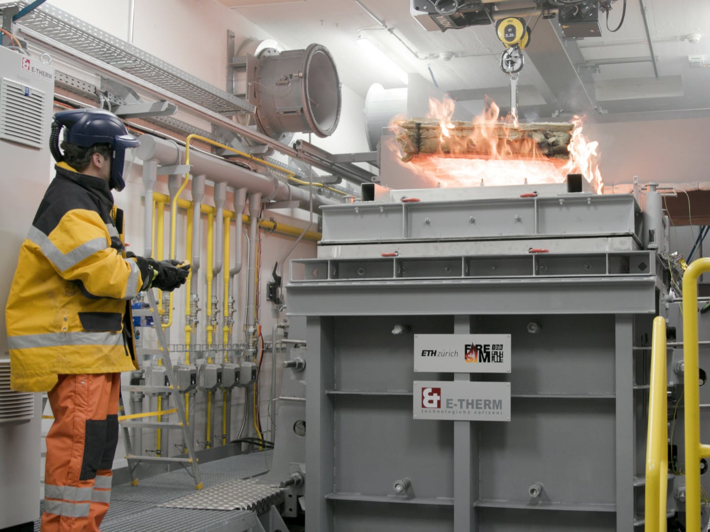 Der verstärkte Metallkubus mit Brennkammer ist einen Meter hoch, einen Meter breit und knapp 1,70 Meter lang. 