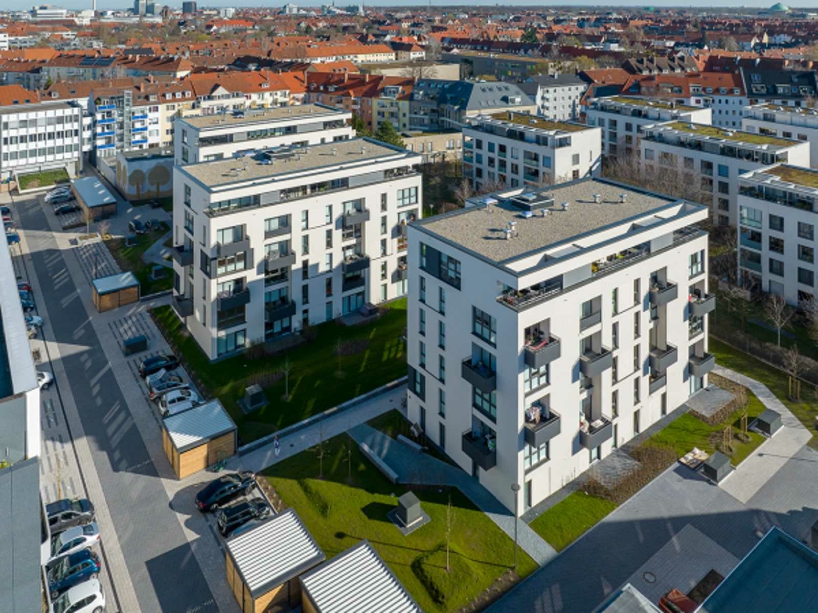 Das neue Quartier nach Plänen von BBU.Projekt Architekten entstand im Auftrag der städtischen Wohnungsbaugesellschaft Hanova auf einem ehemaligen Parkplatz in zweiter Reihe hinter einer Blockrandbebauung.
