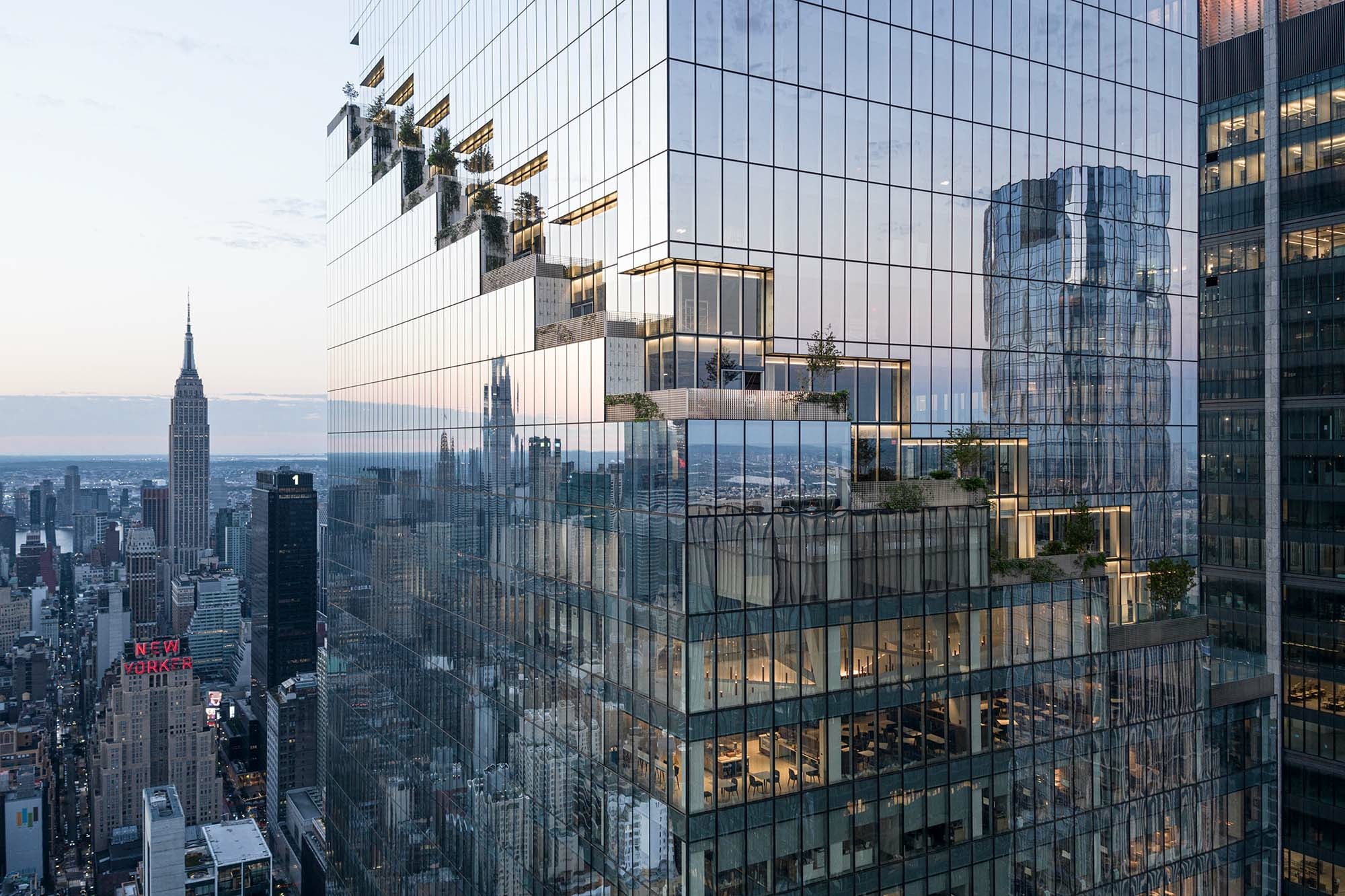Besonderheit ist die glatte, stark reflektierende Elementfassade aus 2-fach-Isolierverglasungen. 