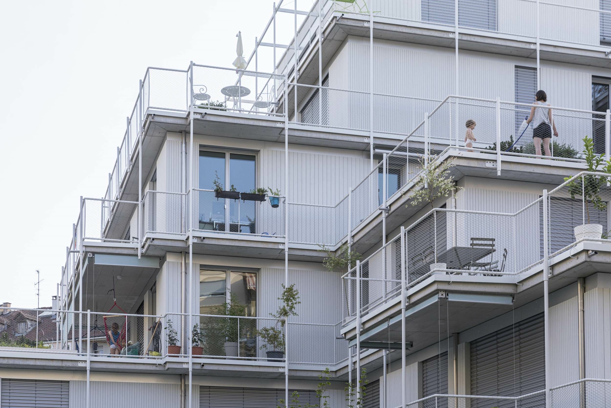 HHF Architekten schufen ein mehrgeschossiges Wohngebäude mit 15 Wohneinheiten, die von Terrassen und Gärten umgeben sind.