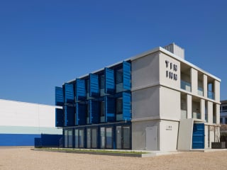 Das Unternehmen Containerwerk Eins baut Boarding Houses und Hotels aus gebrauchten Seefrachtcontainern. 