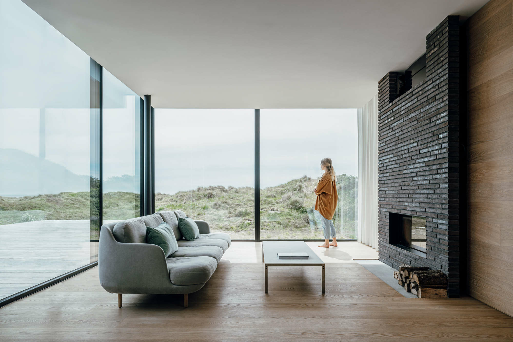 Inspiriert von der Küstenlandschaft war es dem Architekten ein Anliegen, die Umgebung als zentrales Element in seinen Entwurf zu integrieren. 