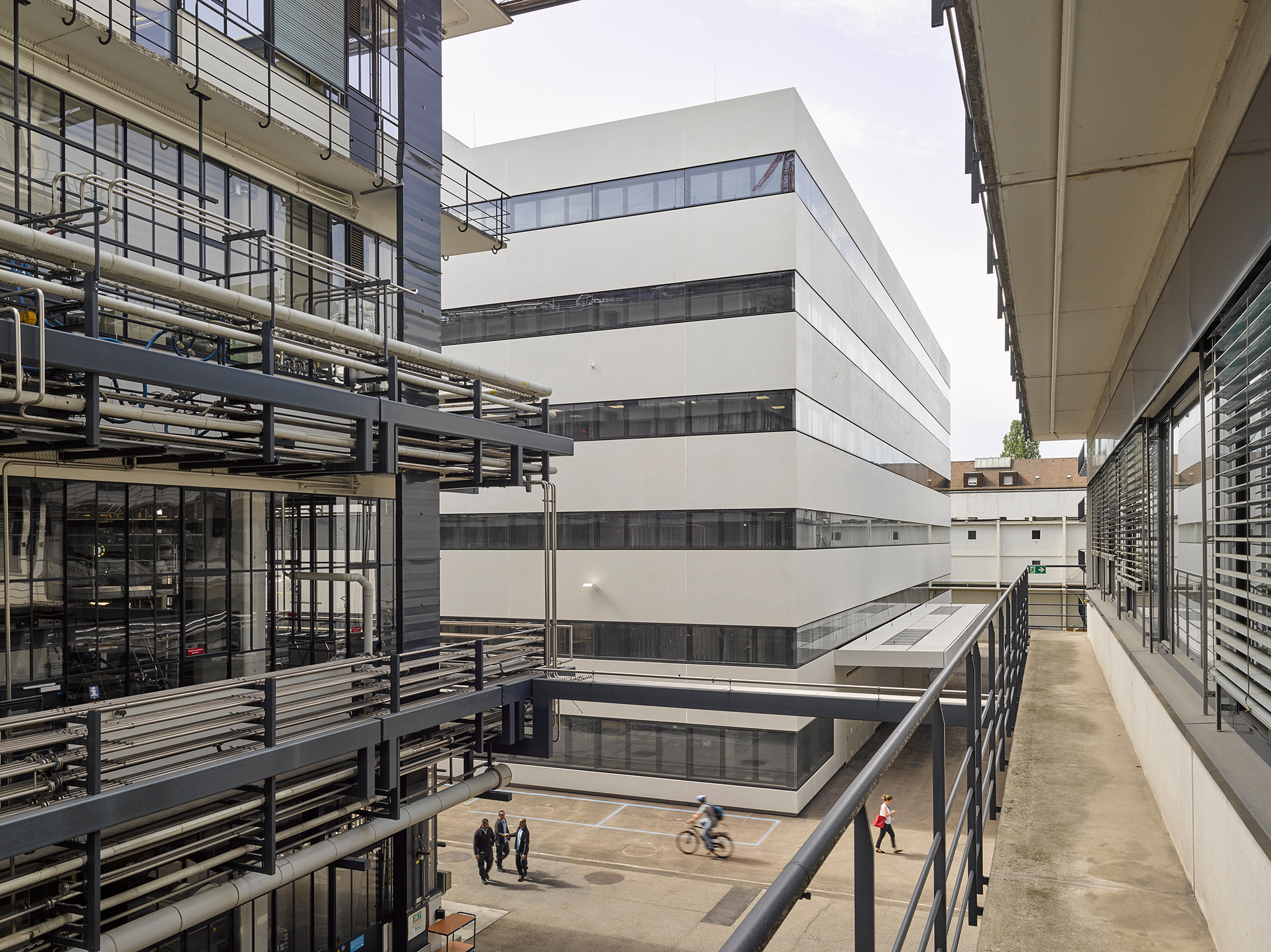 Fensterfassade und Betonbänder schließen ohne Versatz horizontal aneinander an. 
