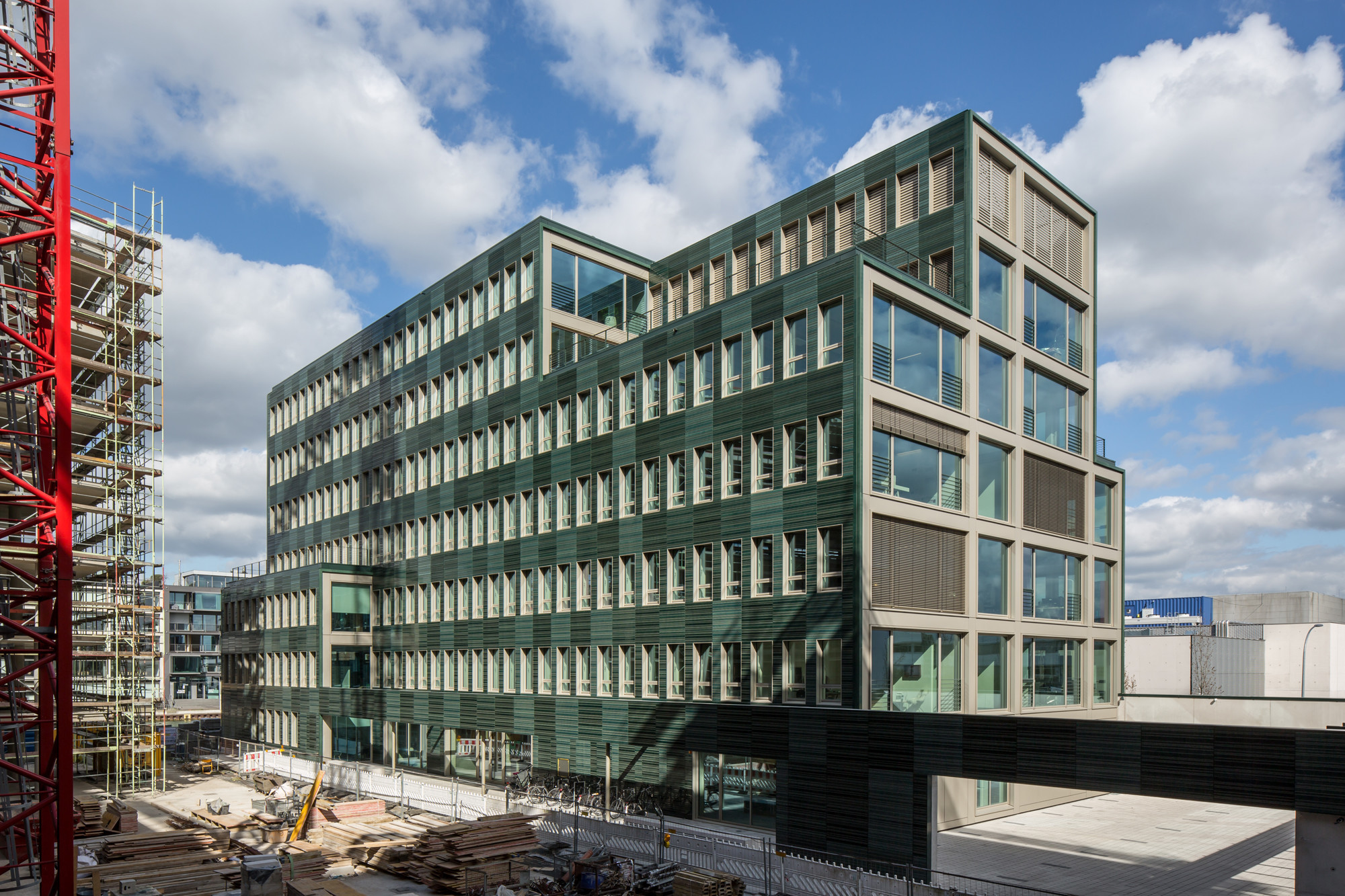 Andreas Heupel Architekten planten das siebengeschossige Bürohaus am Ufer des Stadthafens von Münster