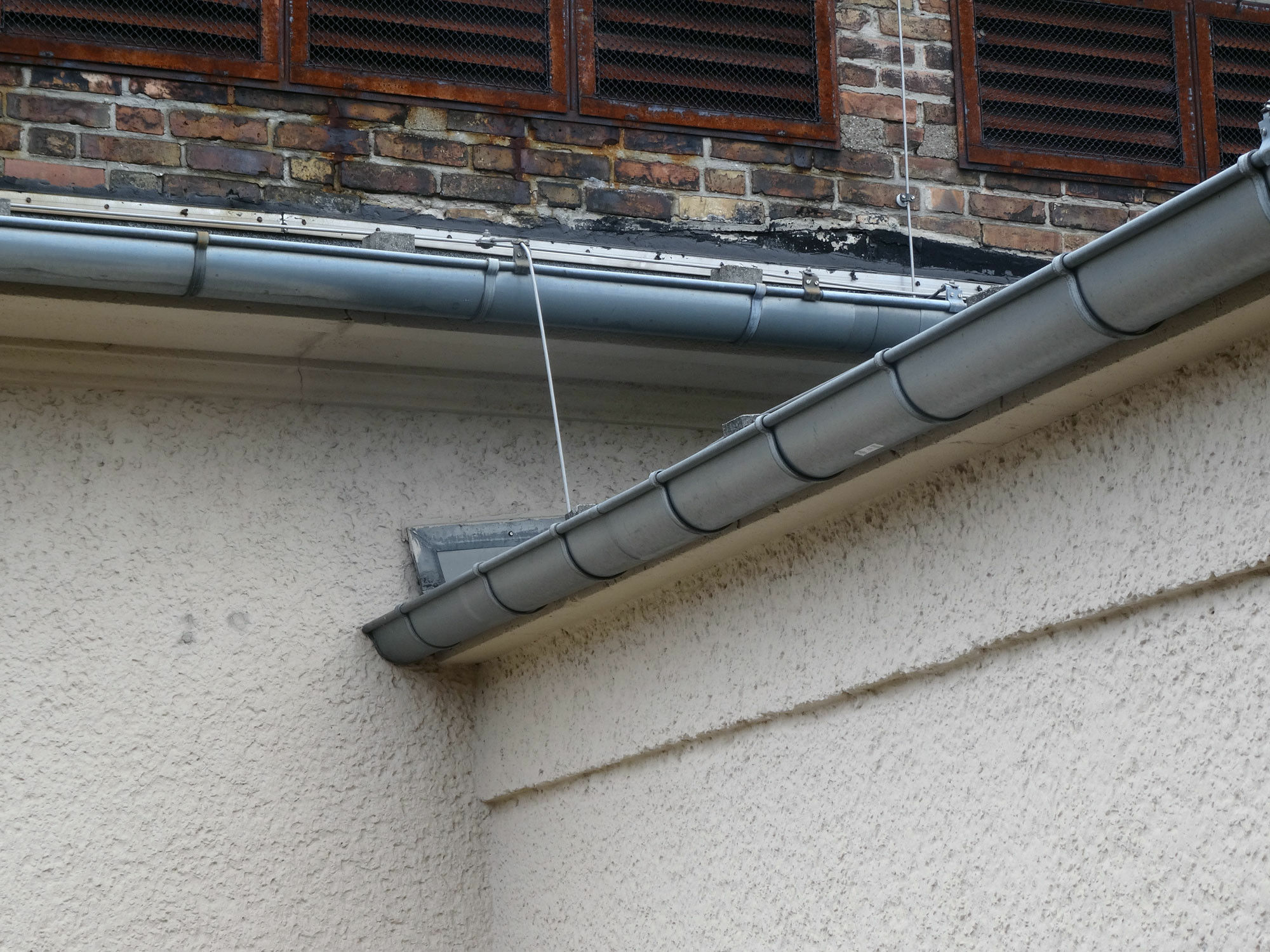 Ein typischer Einsatz von Zinkblech sind Regenrinnen und Fallrohre