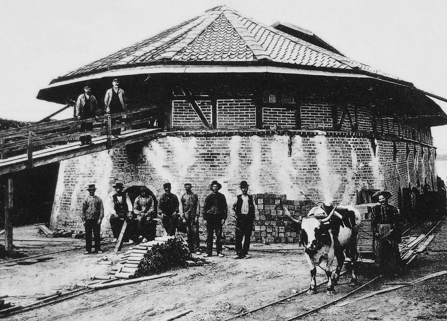 Arbeiter vor einem ovalen Ringofen in Slagsta in Schweden um 1890