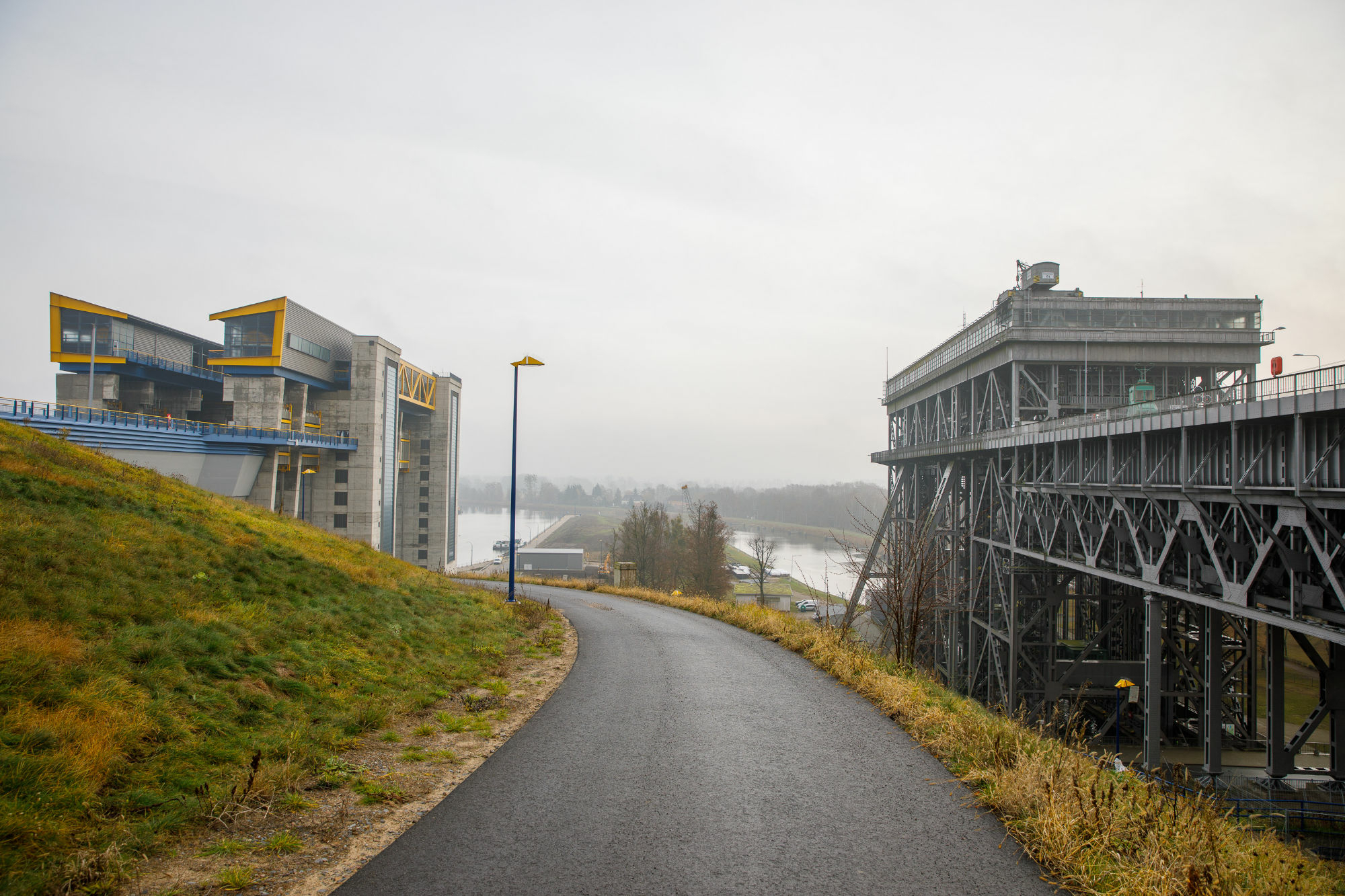 Die Hebewerke überwinden einen Höhenunterschied von 36 Metern und stellen so eine Verbindung zwischen Kanal und Fluss her.