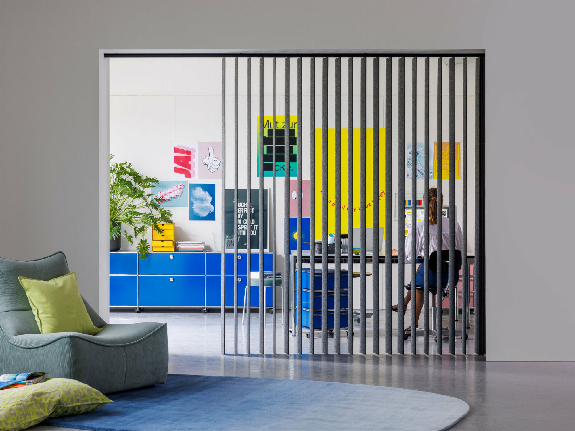 Die Akustiklamellen Acoustic Stripes von Création Baumann fungieren als Sicht- und Schallschutz.