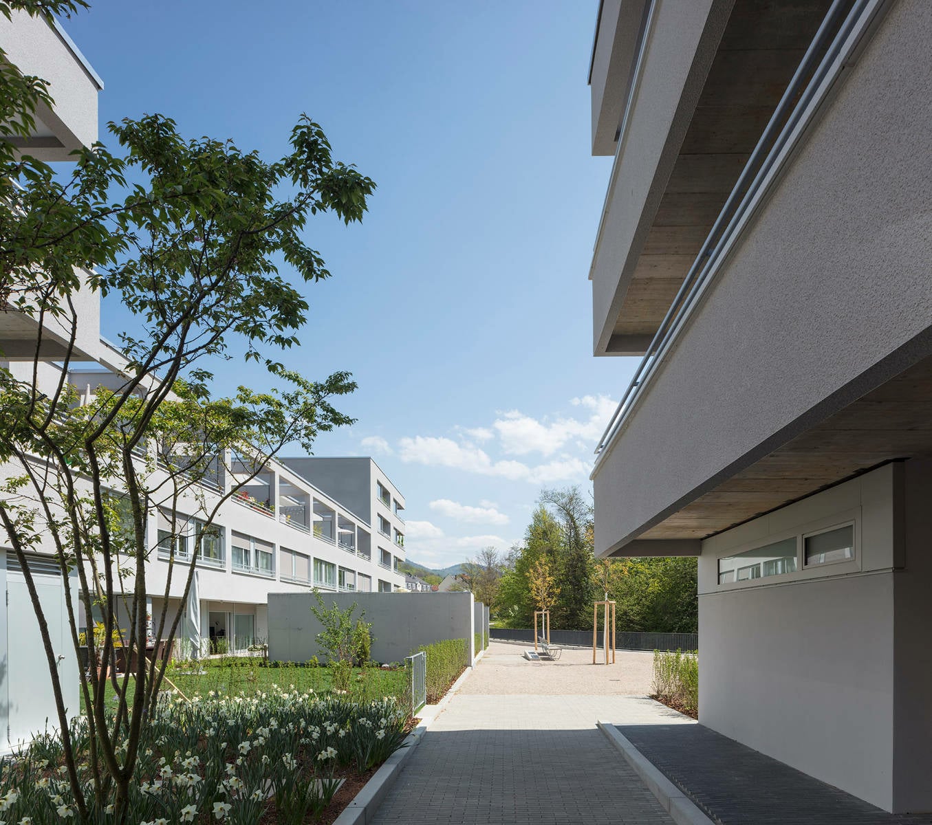 Mit der Ausbildung einer Quartiersmitte sollen Anwohnende der neuen Wohnsiedlung und der Bestandssiedlung einen Ort des Zusammenkommens finden.