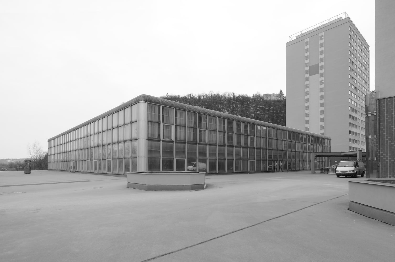 Der Ursprungsbau wurde 1979 von Karel Prager entworfen.