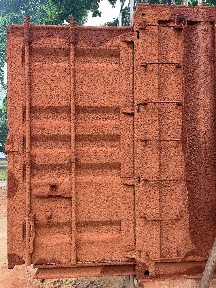 Die Mitarbeitenden entwickelten auch eine Laterit-Farbe, mit der sich Container beschichten lassen,