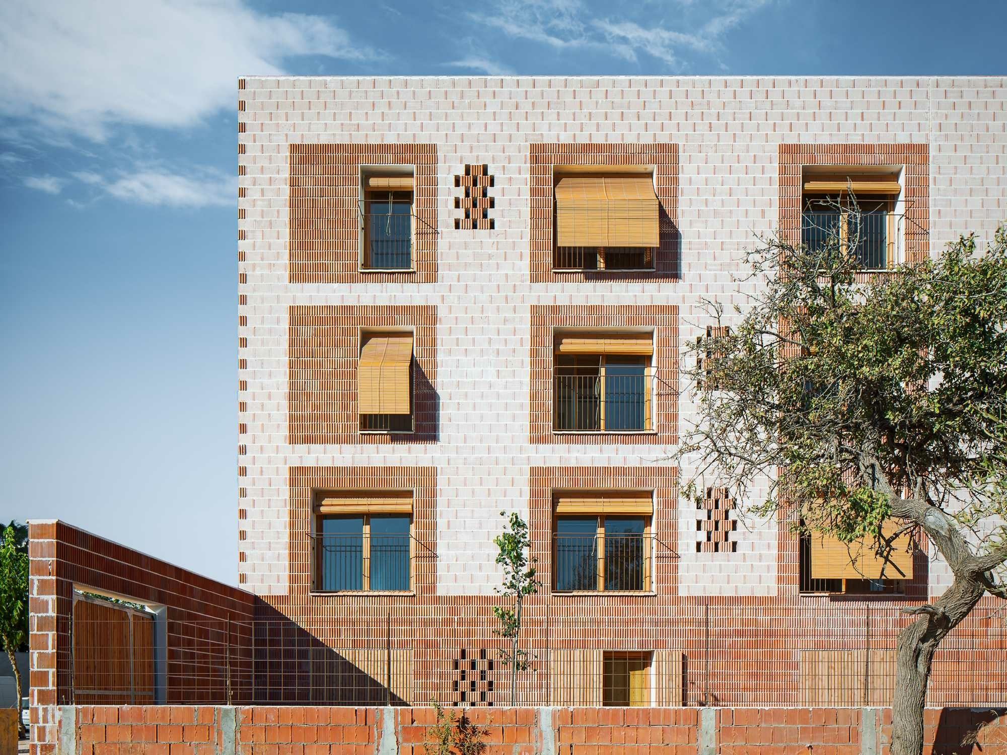 Unweit einer Hotelmeile an der Südostküste von Ibiza steht nun ein würfelförmiger Sozialwohnungsbau, geplant vom Büro 08014 arquitectura.