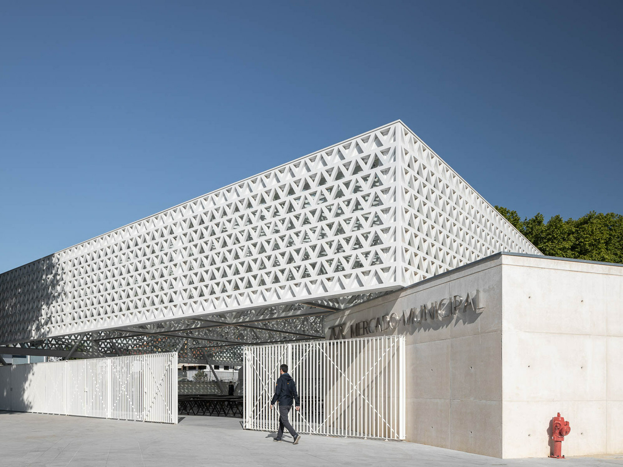 Der historische Markt im Zentrum der portugiesischen Stadt Nova de Famalicão ist nach Plänen des Architekten Rui Mendes Ribeiro umgebaut worden.