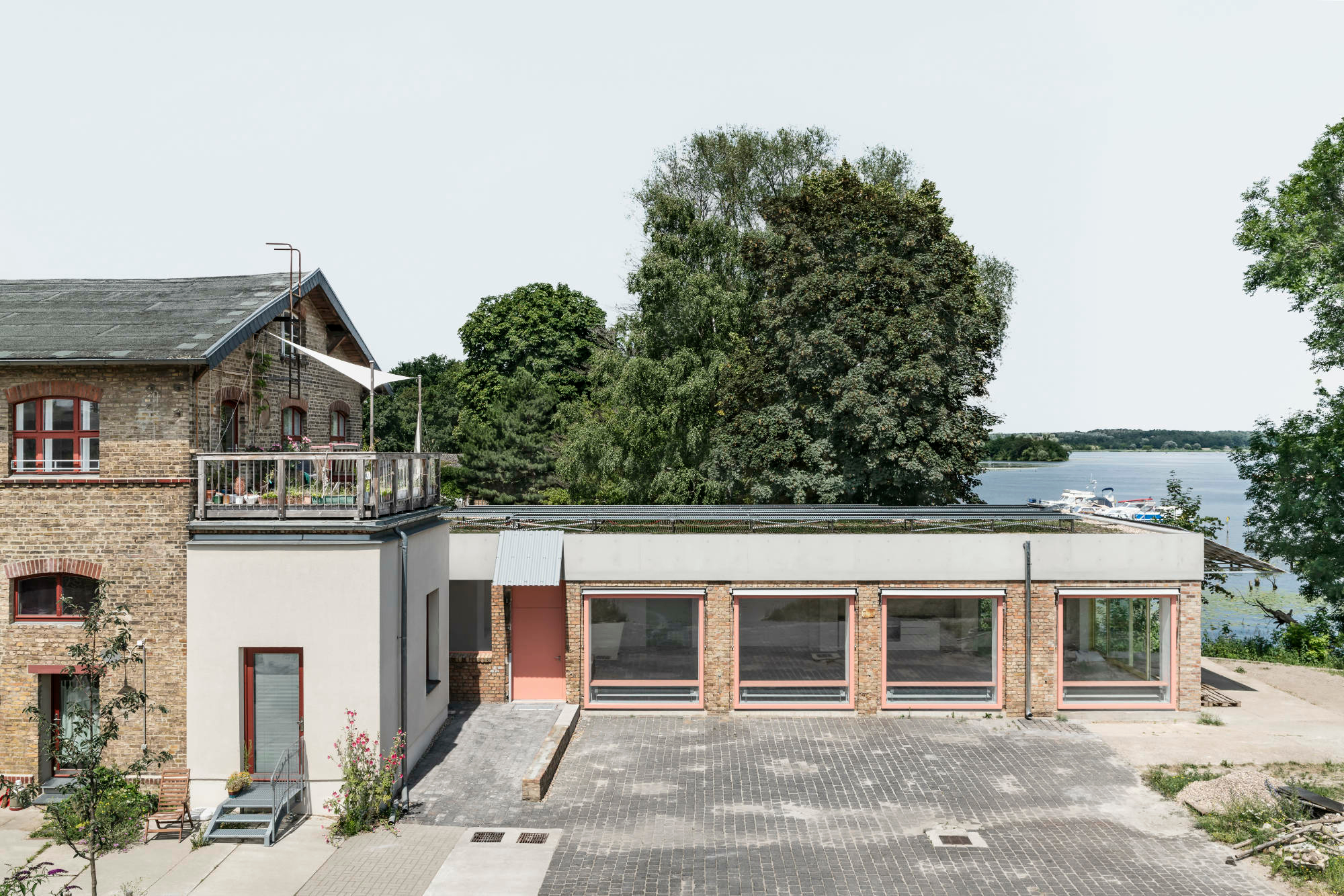 Auf dem extensiv begrünten Dach findet eine PV-Anlage Platz.
